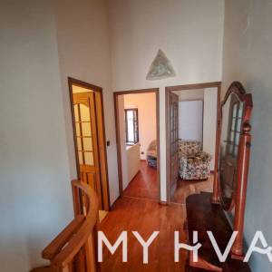 Kamena kuća u starom dijelu Jelse