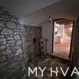 Kamena kuća u starom dijelu Jelse