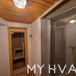 Kamena kuća u starom dijelu Jelse