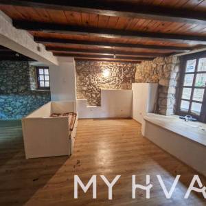 Kamena kuća u starom dijelu Jelse