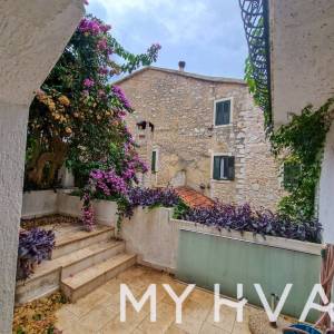 Kamena kuća u starom dijelu Jelse