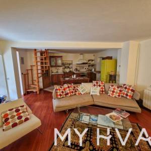 Kamena kuća u starom dijelu Jelse