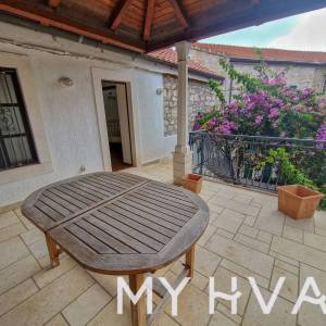 Kamena kuća u starom dijelu Jelse