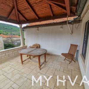 Kamena kuća u starom dijelu Jelse