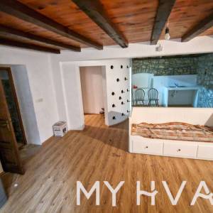 Kamena kuća u starom dijelu Jelse