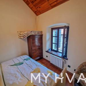 Kamena kuća u starom dijelu Jelse