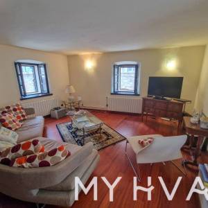 Kamena kuća u starom dijelu Jelse