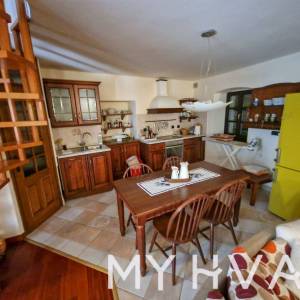 Kamena kuća u starom dijelu Jelse