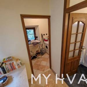 Kamena kuća u starom dijelu Jelse