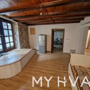 Kamena kuća u starom dijelu Jelse