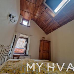 Kamena kuća u starom dijelu Jelse