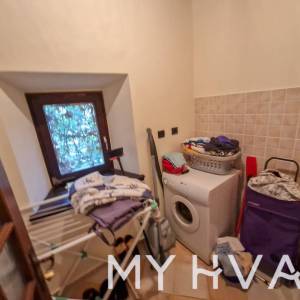 Kamena kuća u starom dijelu Jelse