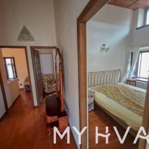 Kamena kuća u starom dijelu Jelse