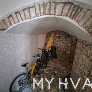 Kamena kuća u starom dijelu Jelse