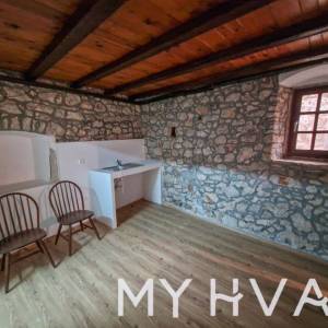 Kamena kuća u starom dijelu Jelse