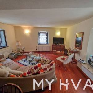 Kamena kuća u starom dijelu Jelse