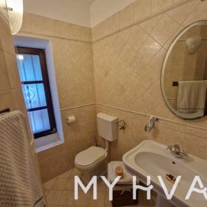 Kamena kuća u starom dijelu Jelse