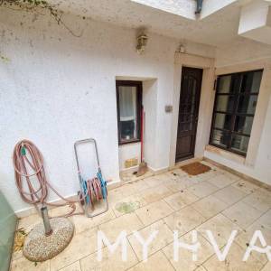 Kamena kuća u starom dijelu Jelse