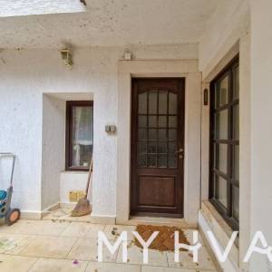 Kamena kuća u starom dijelu Jelse