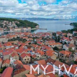 Kamena kuća u starom dijelu Jelse