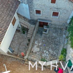 Kamena kuća u Vrboskoj