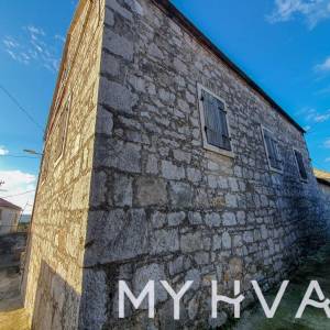 Kamena kuća u Zastražišću