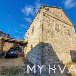 Kamena kuća u Zastražišću