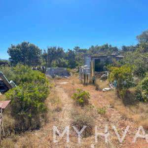 Kamena Kućica sa Okolnim Poljoprivrednim Zemljištem