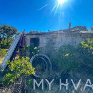 Kamena Kućica sa Okolnim Poljoprivrednim Zemljištem