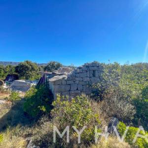 Kamena Kućica sa Okolnim Poljoprivrednim Zemljištem