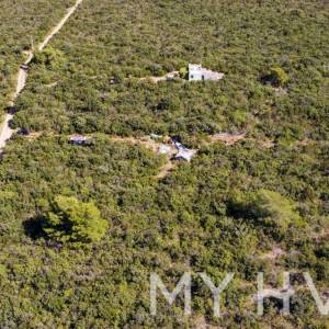 Kamena Kućica sa Okolnim Poljoprivrednim Zemljištem