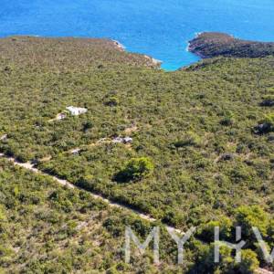 Kamena Kućica sa Okolnim Poljoprivrednim Zemljištem