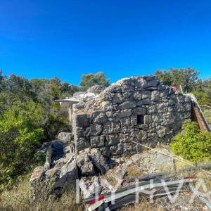 Kamena Kućica sa Okolnim Poljoprivrednim Zemljištem