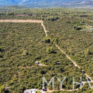 Kamena Kućica sa Okolnim Poljoprivrednim Zemljištem
