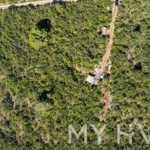 Kamena Kućica sa Okolnim Poljoprivrednim Zemljištem