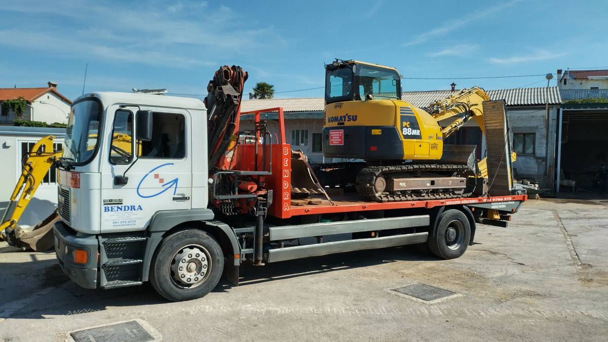 Kamion sa dizalicom za prijevoz strojeva