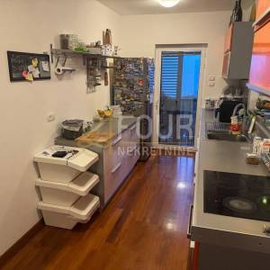 Kostrena, 71.58m2, 2s+db, zatvorena lođa, adaptiran stan!