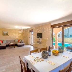 Krk, kuća s dvije stambene jedinice na mirnoj lokaciji!