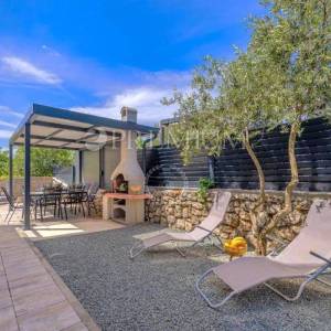 Krk, kuća s dvije stambene jedinice na mirnoj lokaciji!