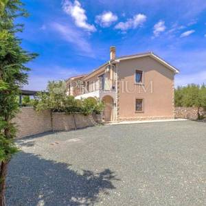 Krk, kuća s dvije stambene jedinice na mirnoj lokaciji!