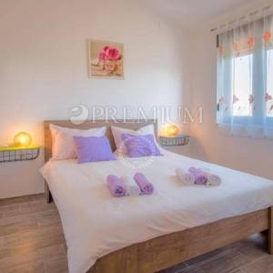 Krk, kuća s dvije stambene jedinice na mirnoj lokaciji!