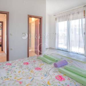 Krk, kuća s dvije stambene jedinice na mirnoj lokaciji!