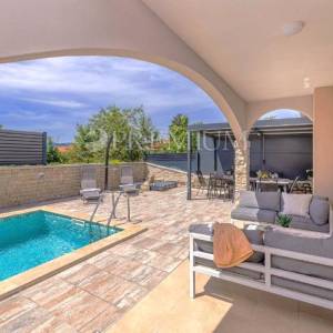 Krk, kuća s dvije stambene jedinice na mirnoj lokaciji!