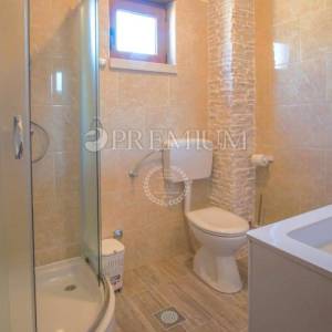 Krk, kuća s dvije stambene jedinice na mirnoj lokaciji!