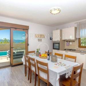 Krk, kuća s dvije stambene jedinice na mirnoj lokaciji!