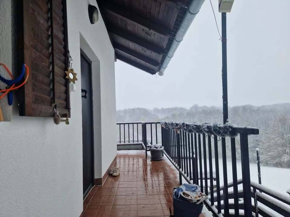 Kuća na osami sa velikom okućnicom