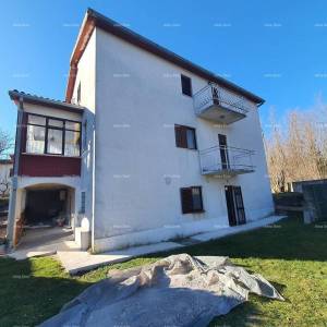 Kuća s 3 stana i velikim zemljištem, Labin!