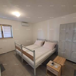 Kuća s 3 stana i velikim zemljištem, Labin!