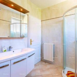 Kuća s apartmanima i bazenom u Premanturi – pogled na more!