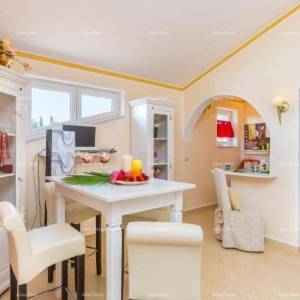 Kuća s apartmanima i bazenom u Premanturi – pogled na more!